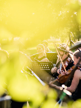 Na zdjęciu plenerowy koncert w wykonaniu orkiestry.