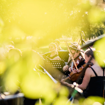 Na zdjęciu plenerowy koncert w wykonaniu orkiestry.