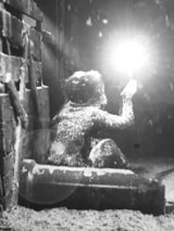 Scena z filmu- dziewczynka pali zapałkę, pada śnieg.