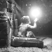 Scena z filmu- dziewczynka pali zapałkę, pada śnieg.