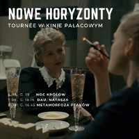 Kadr przedstawia dwie kobiety siedzące przy stole, na którym stoją dwie lampki szampana. Kobieta po prawej trzyma papierosa w czarnej lufce. Duże białe napisy z harmonogramem i tytułem wydarzenia.