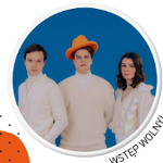 Na zdjęciu postaci dwóch mężczyzn i kobiety, ubranych na biało, na niebieskim tle.