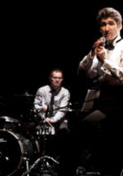 Na zdjęciu dwóch członków zespołu na scenie.