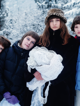 Cztery młode dziewczyny w zimowej scenerii.