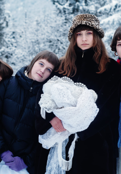 Cztery młode dziewczyny w zimowej scenerii.