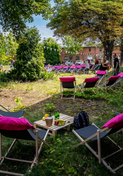 Na zdjęciu fragment byłych koszar. Na pierwszym planie rozłożone leżaki na trawie.