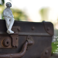 Zdjęcie przedstawiające małą figurkę człowieka siedzącą na walizce, po prawej informację dotyczące wystawi fotografii "Zatrzymani w podróży".