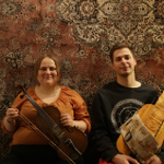 Zdjęcie przedstawiające dwójkę osób trzymających instrumenty.