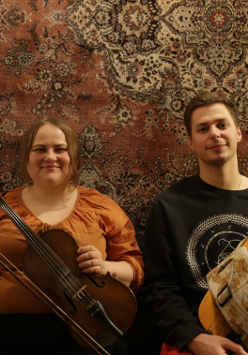 Zdjęcie przedstawiające dwójkę osób trzymających instrumenty.