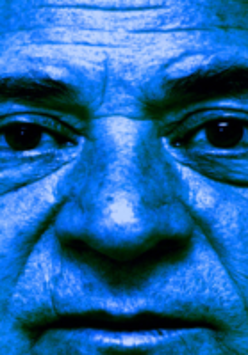 Na zdjęciu niebieska twarz Nikosa Chadzinikolau