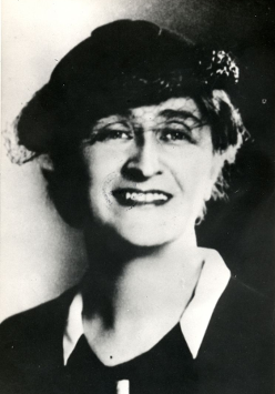 Czarno białe zdjęcie uśmiechającej się kobiety.