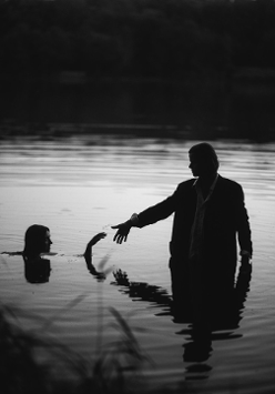 Na czrno-białym zdjęciu postaci kobiety i mężczyzny w wodzie.