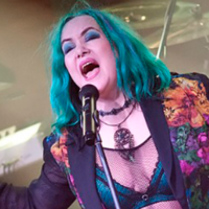 Na zdjęciu wokalistka zespołu.