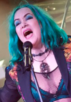 Na zdjęciu wokalistka zespołu.