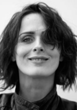 Na czarno-białym zdjęciu twarz piosenkarki.