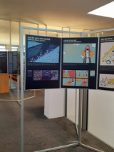 Zdjecie z wystawy z ilustracjami czeskich plastyków.