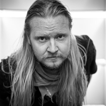 Na zdjęciu twarz artysty.