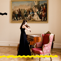 Na zdjęciu skrzypaczka stojąca przy fortepianie. Na ścianie obraz przedstawiający scenę z życia dworu.