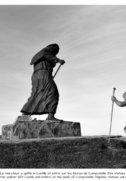 Zdjęcie przedstawia podróżnika zbliżającego się do pomnika na wzniesieniu.