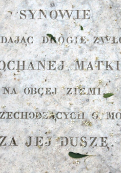 Zdjęcie przedstawia nagrobek.