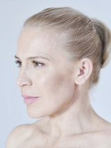 Na zdjęciu Aga Zaryan z profilu.