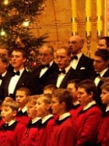 Na zdjęciu chór chłopięcy na scenie auli UAM.