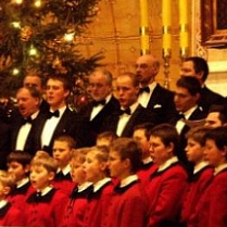 Na zdjęciu chór chłopięcy na scenie auli UAM.