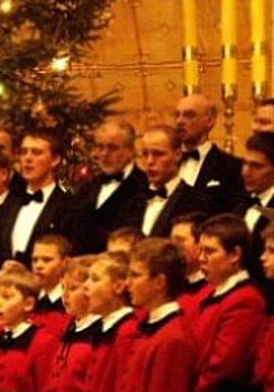 Na zdjęciu chór chłopięcy na scenie auli UAM.