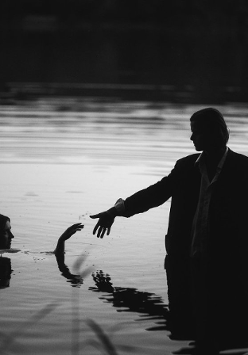 Zdjęcie duetu w jeziorze.