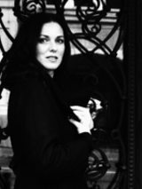 Na czarno-białym zdjęciu postać Eweliny Rajchel.