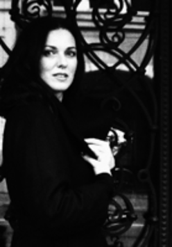 Na czarno-białym zdjęciu postać Eweliny Rajchel.