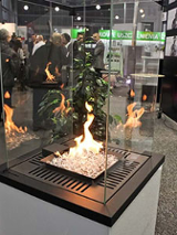 Zdjęcie przedstawia kominek znajdujący się na jednej z edycji targów