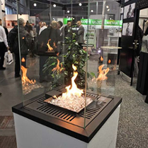 Zdjęcie przedstawia kominek znajdujący się na jednej z edycji targów