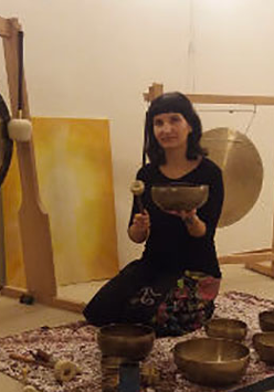 zdjęcie kobiety na tle gongu