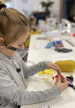 zdjęcie szyjącej dziewczynki