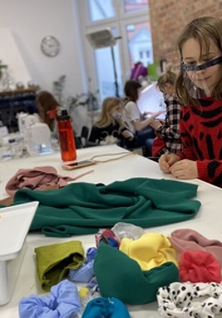 zdjęcie szyjącej dziewczynki