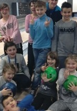 zdjęcie dzieci na kręgielni