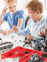 zdjęcie dzieci konstruujących roboty