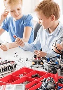 zdjęcie dzieci konstruujących roboty