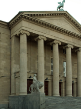 Na zdjęciu budynek opery w Poznaniu.