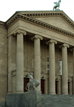 Na zdjęciu budynek opery w Poznaniu.