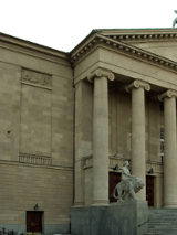 Na zdjęciu budynek opery w Poznaniu.