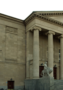 Na zdjęciu budynek opery w Poznaniu.