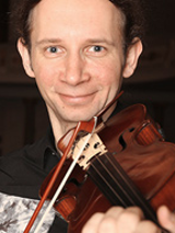 Na zdjęciu Marcin Herman grający na skrzypcach.