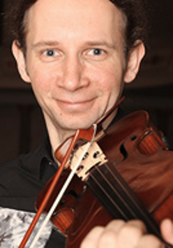 Na zdjęciu Marcin Herman grający na skrzypcach.