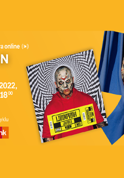 Po prawej zdjęcie rapera w masce na twarzy, na środku okładka płyty. Po lewej białe napisy na pomarańczowym tle.