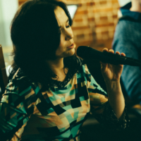 Na zdjęciu Karolina Tuz przy mikrofonie.