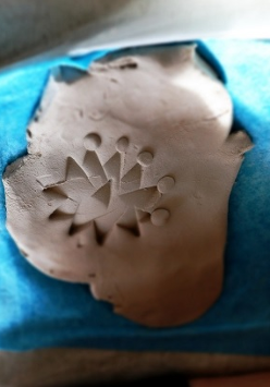 zdjęcie wzorku wydłubanego w glinie