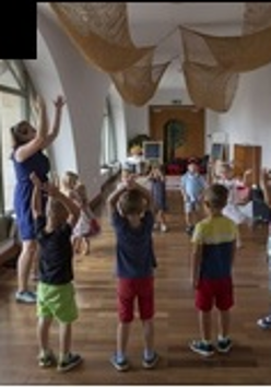 Roztańczone dzieci podczas zabawy w Bawialni.