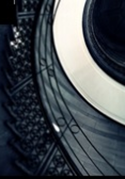 Czarno-białe zdjęcie zabytkowej klatki schodowej w CK ZAMEK